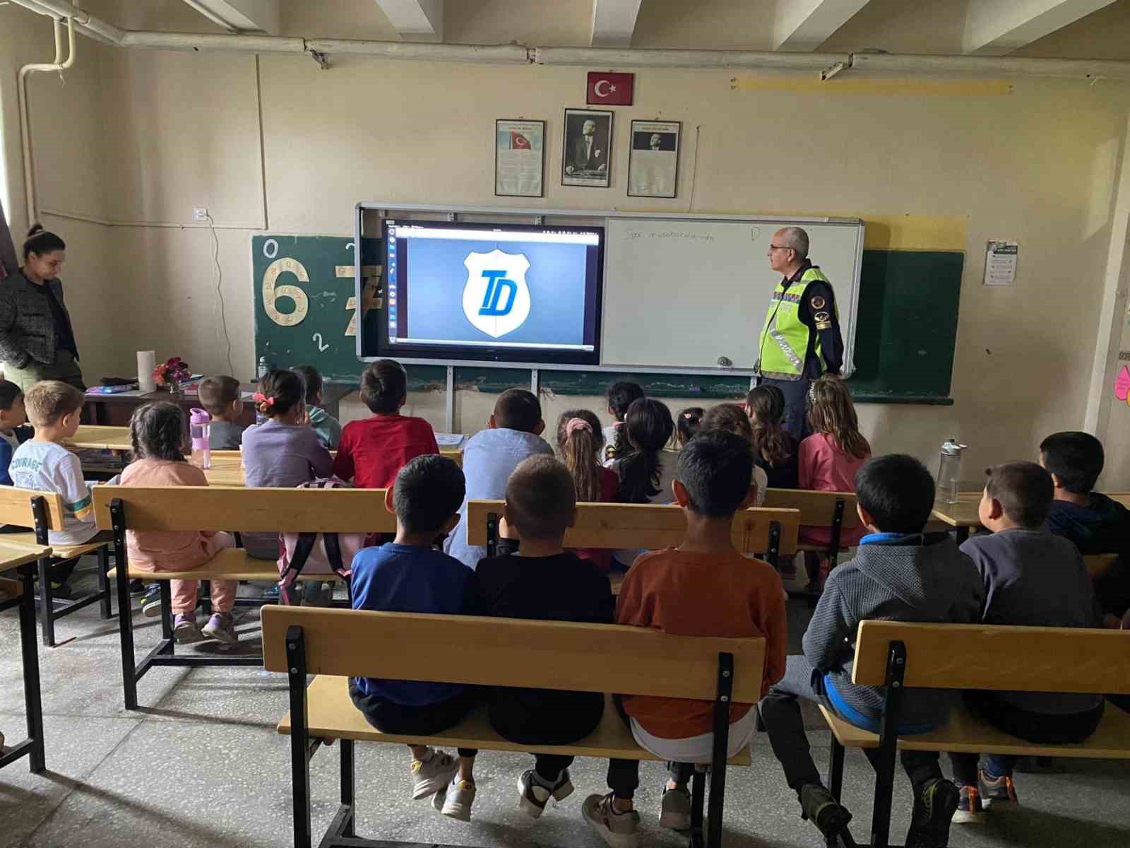 Trafik Dedektifleri projesinde öğrencilere eğitim verildi
