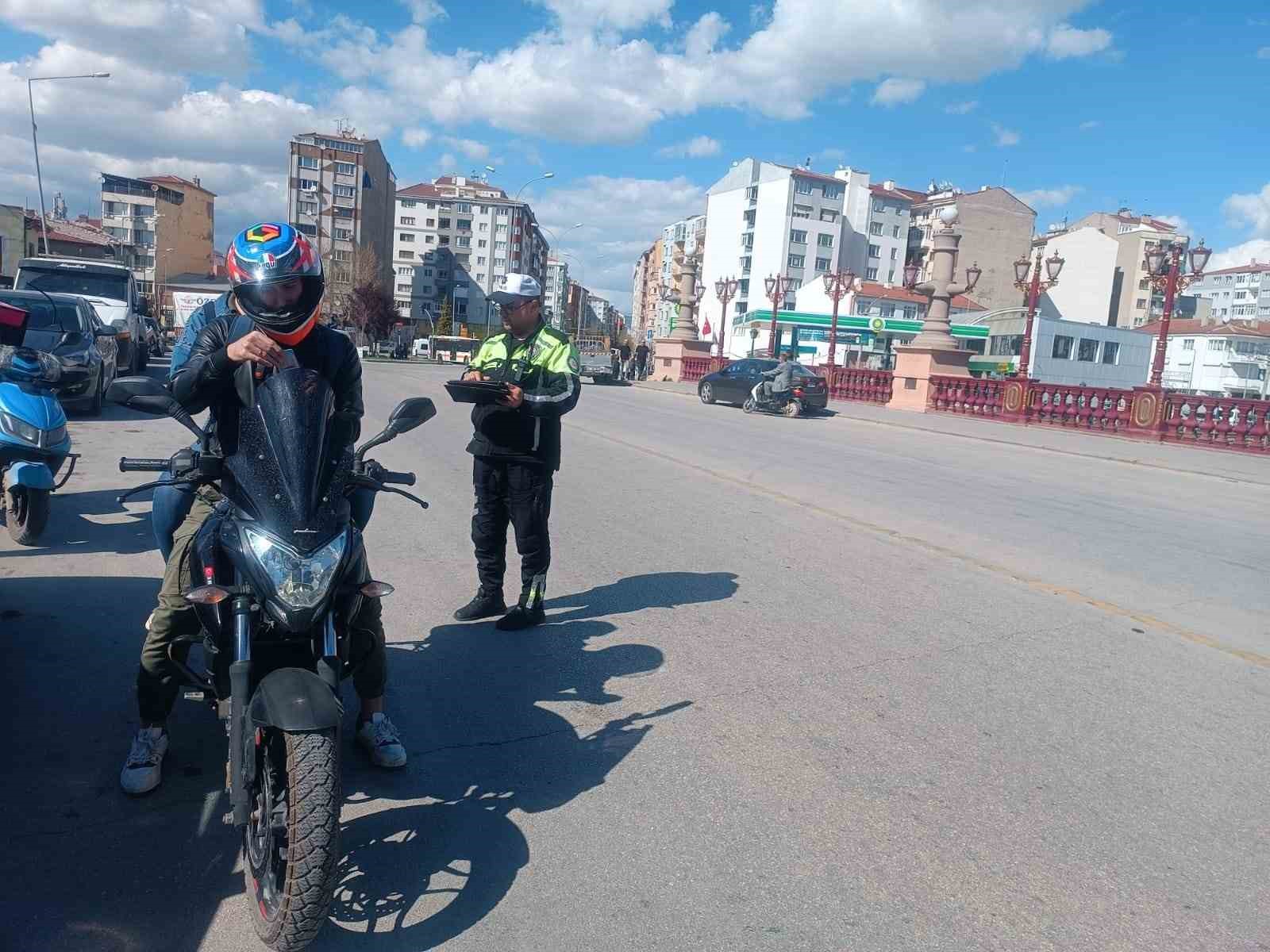 Trafik kurallarını ihlal eden 41 motosiklet sürücüsüne ceza kesildi
