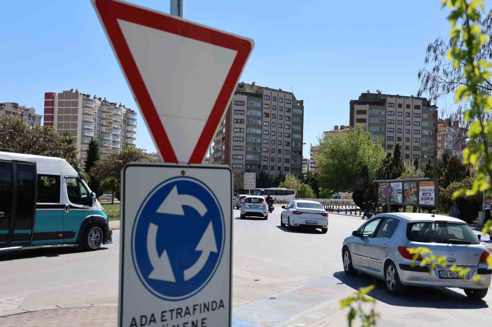 Trafikte önem taşıyan sürücüler tarafından çok bilinmeyen levha: ’Yol ver’