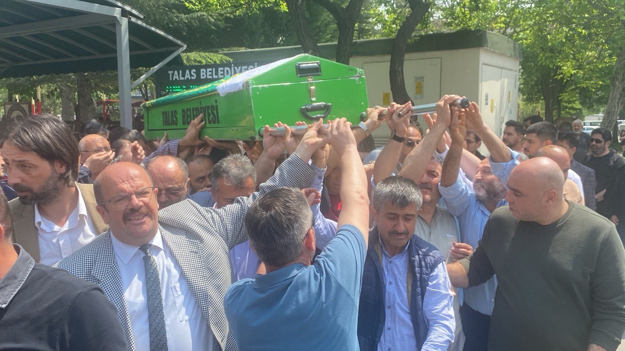 Tramvaya binmek için karşıya geçtiği sırada otomobilin çarptığı Erva, toprağa verildi
