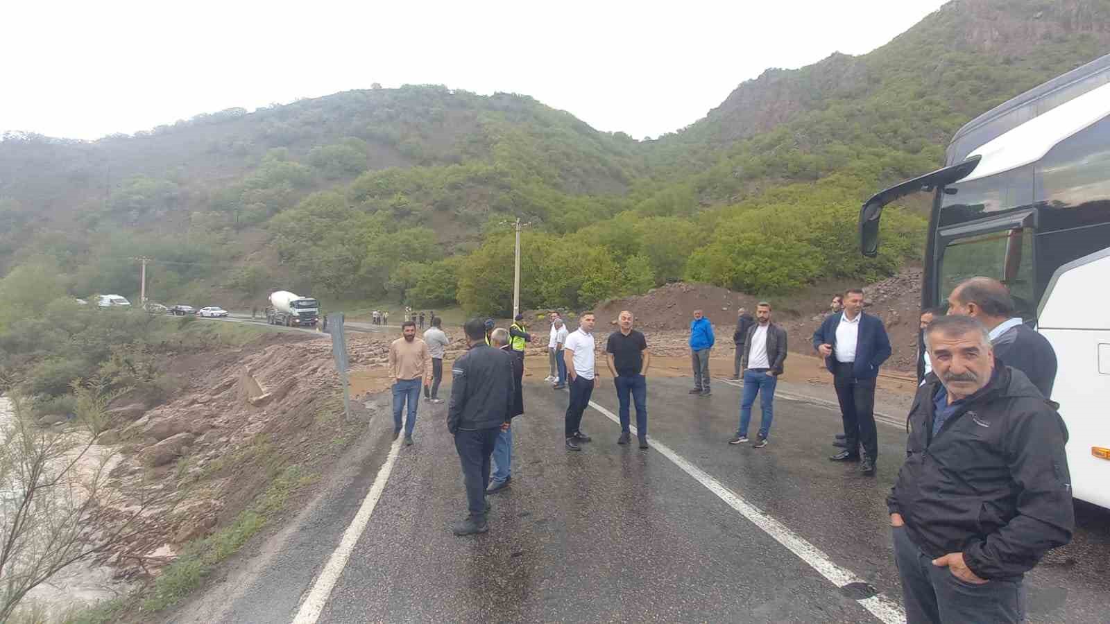 Tunceli-Erzincan karayolunda heyelan: Yol araç trafiğine kapandı
