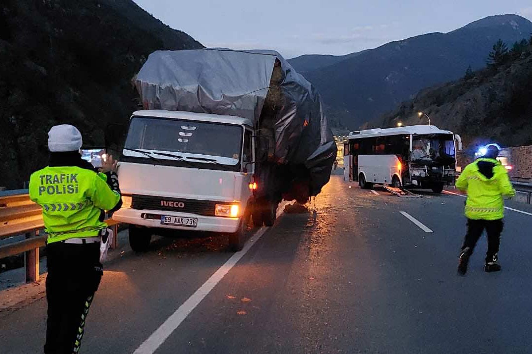 Tur midibüsü saman yüklü kamyonete çarptı: 2 yaralı
