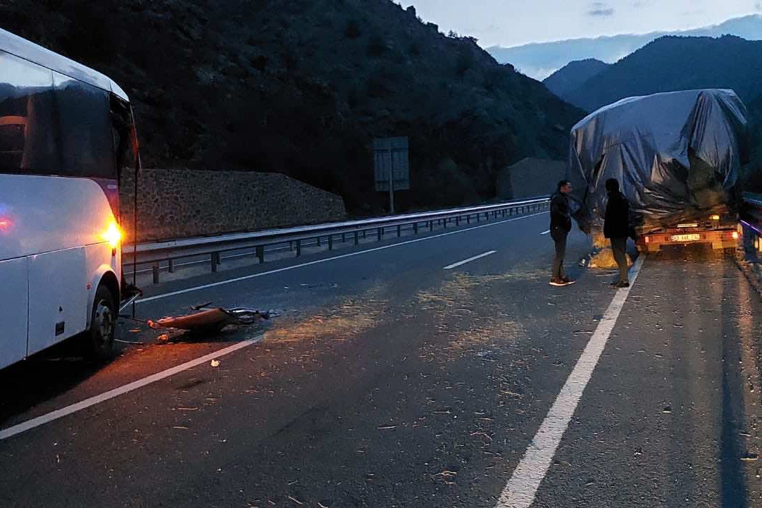 Tur midibüsü saman yüklü kamyonete çarptı: 2 yaralı
