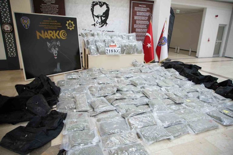Türkiye’ye valizler dolusu uyuşturucu sokacaklardı: 218 kilogram skunk ele geçirildi
