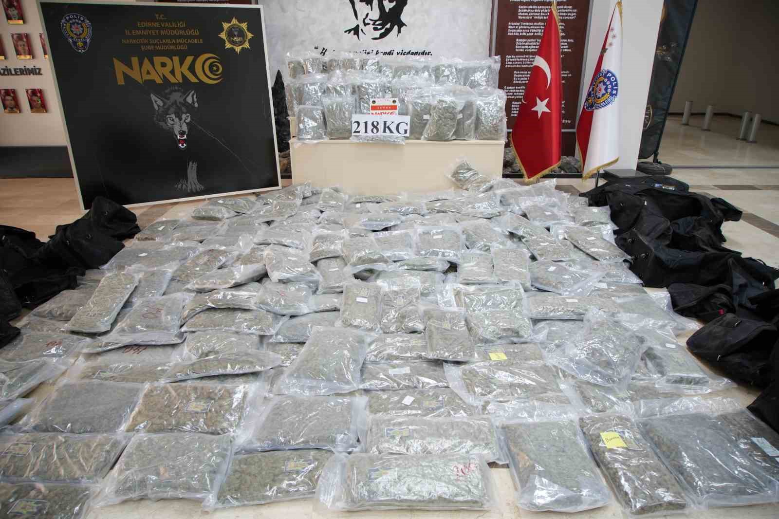 Türkiye’ye valizler dolusu uyuşturucu sokacaklardı: 218 kilogram skunk ele geçirildi
