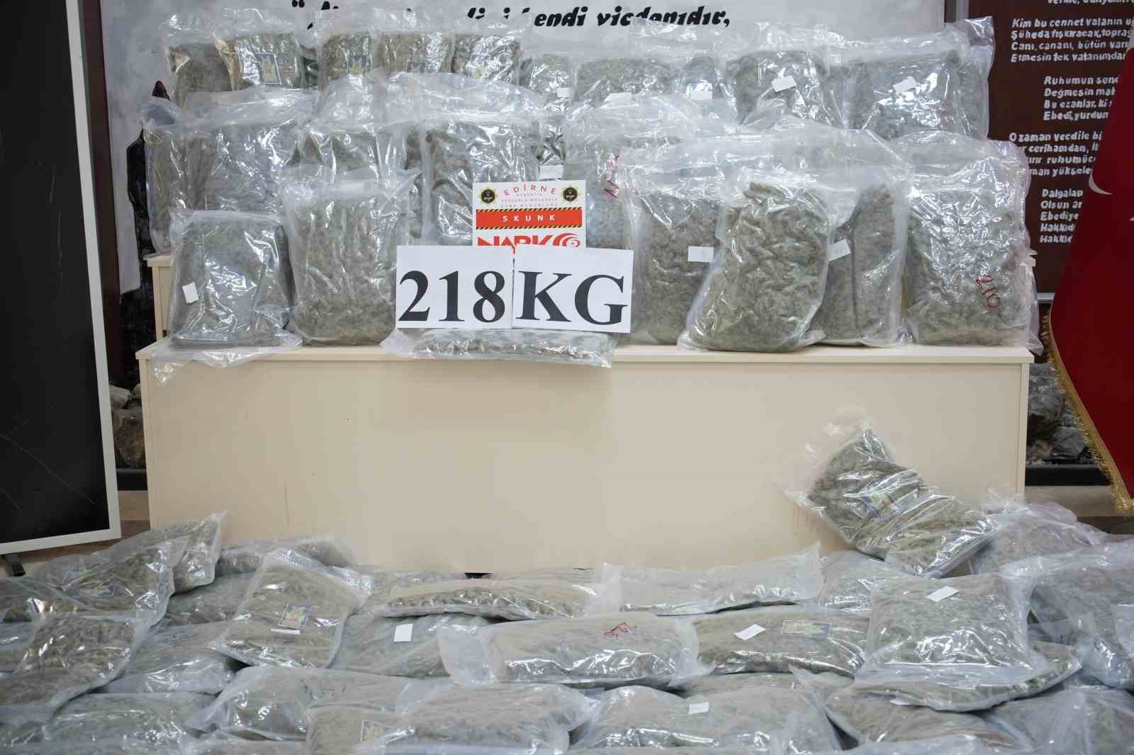 Türkiye’ye valizler dolusu uyuşturucu sokacaklardı: 218 kilogram skunk ele geçirildi

