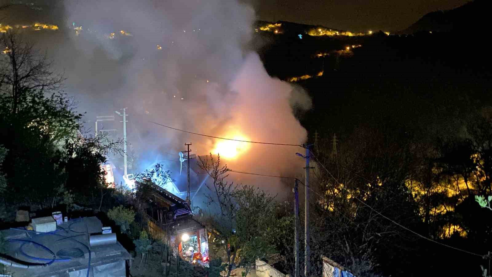 Üç katlı evde çıkan yangın korkuttu, 3 kişi hastaneye kaldırıldı
