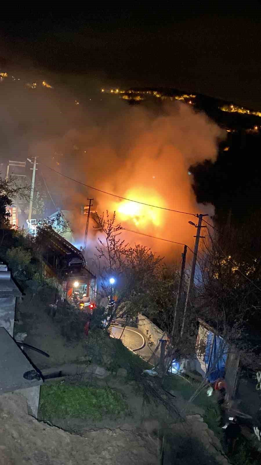 Üç katlı evde çıkan yangın korkuttu, 3 kişi hastaneye kaldırıldı
