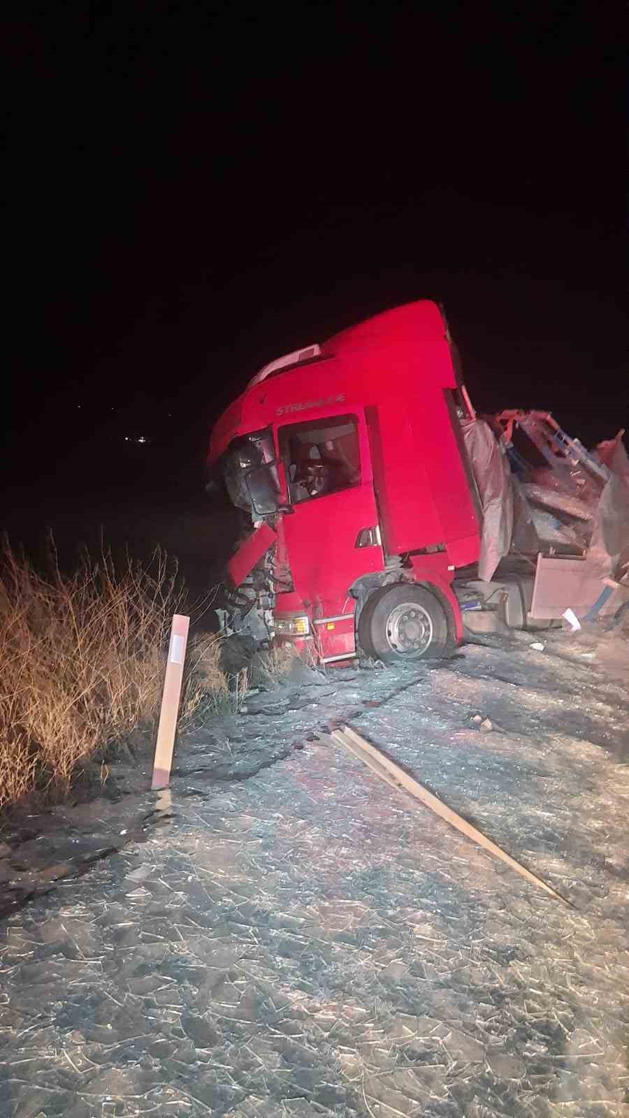 Ulukışla - Pozantı yolunda zincirleme kaza: 2 ölü
