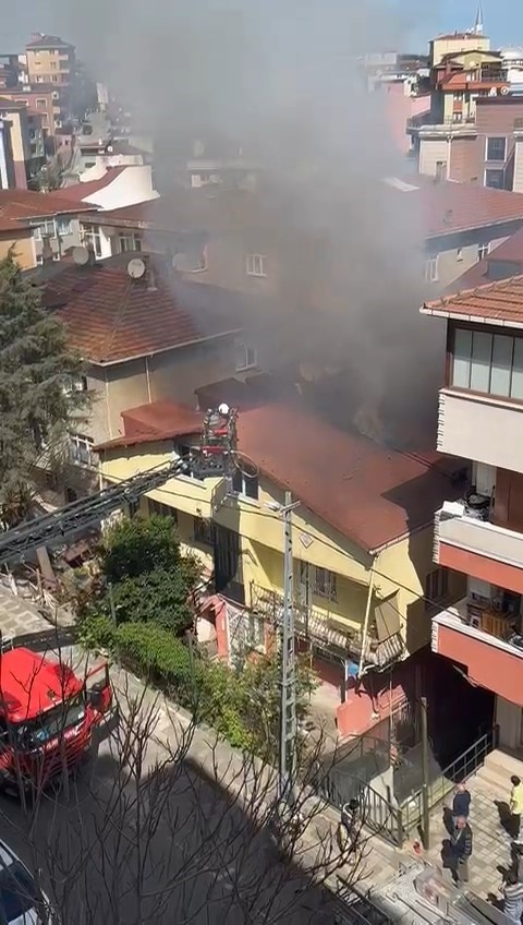 Ümraniye’de alev alev yanan evde mahsur kalanlar komşuları tarafından kurtarıldı
