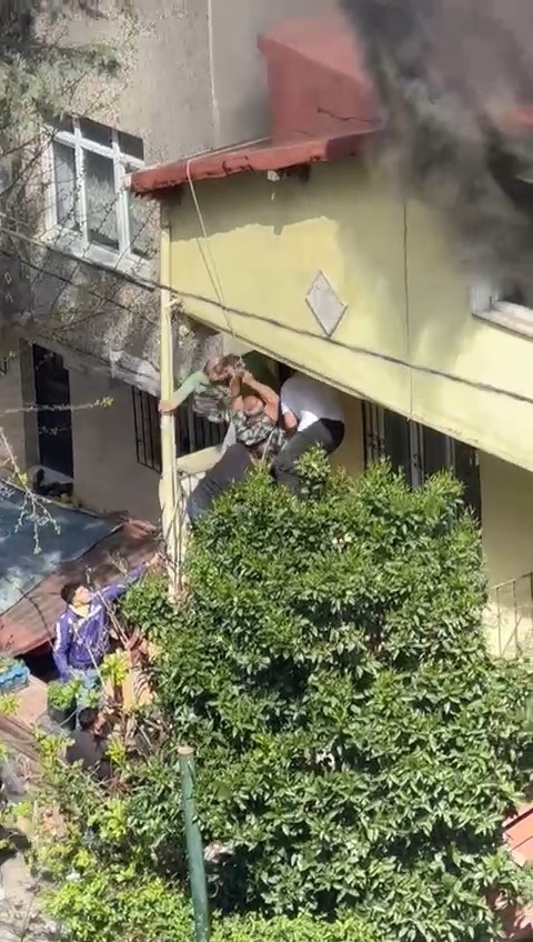 Ümraniye’de alev alev yanan evde mahsur kalanlar komşuları tarafından kurtarıldı
