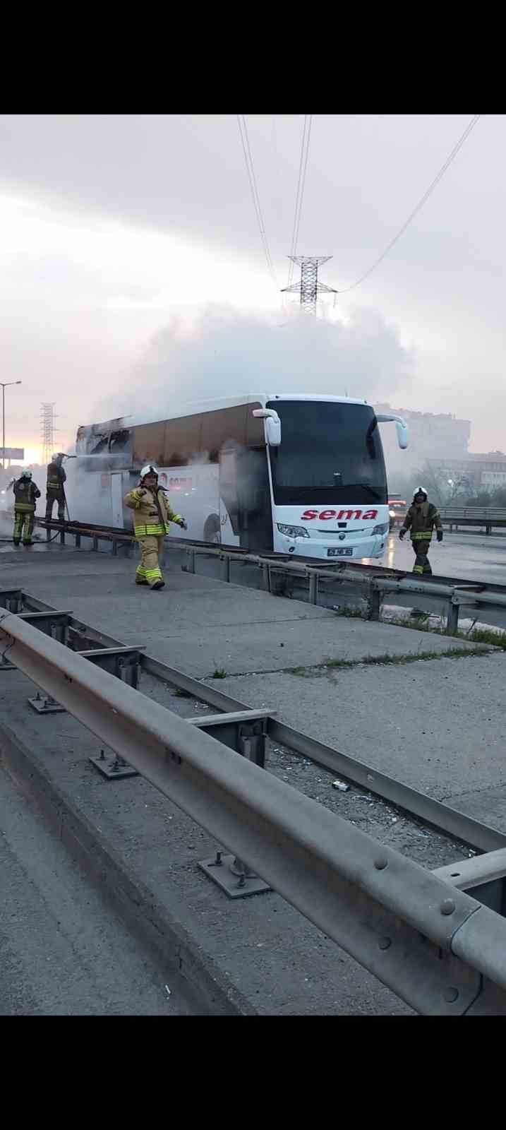 Ümraniye’de birbirine yakın noktalarda peş peşe otobüs yangını
