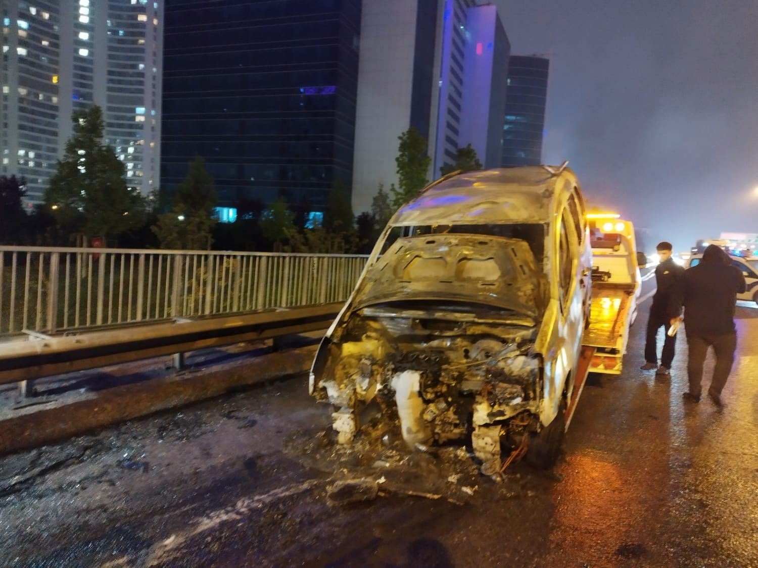 Ümraniye’de seyir halindeki araçta yangın
