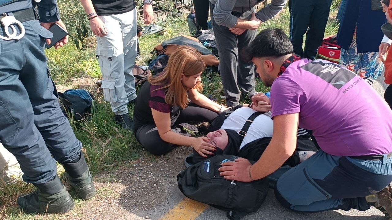 Üniversite öğrencilerini taşıyan tur otobüsü şarampole devrildi: 3’ü ağır 12 yaralı
