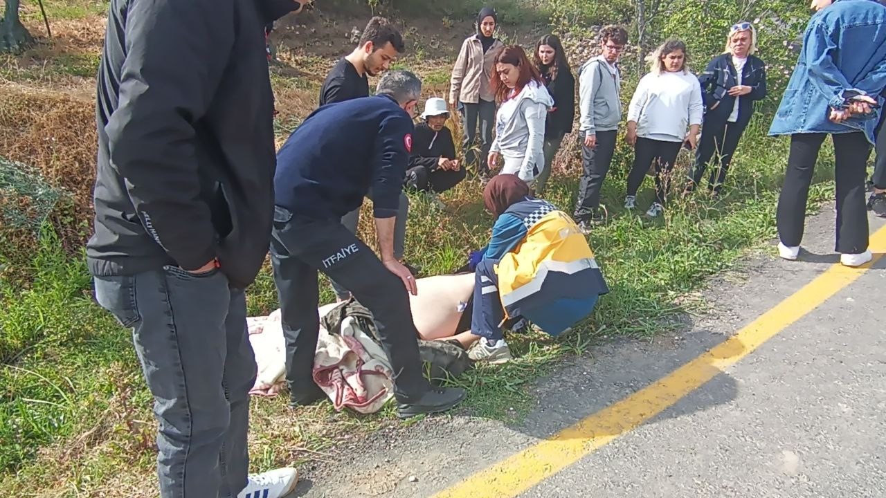 Üniversite öğrencilerini taşıyan tur otobüsü şarampole devrildi: 3’ü ağır 12 yaralı

