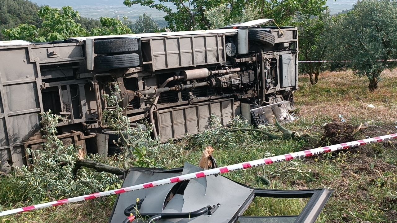 Üniversite öğrencilerini taşıyan tur otobüsü şarampole devrildi: 3’ü ağır 12 yaralı
