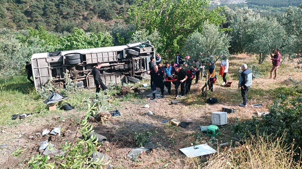 Üniversite öğrencilerini taşıyan tur otobüsü şarampole devrildi: 3’ü ağır 12 yaralı
