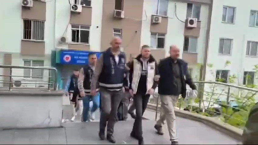Üsküdar’da Galatasaraylı baba ve kıza saldıran taraftarlar kamerada
