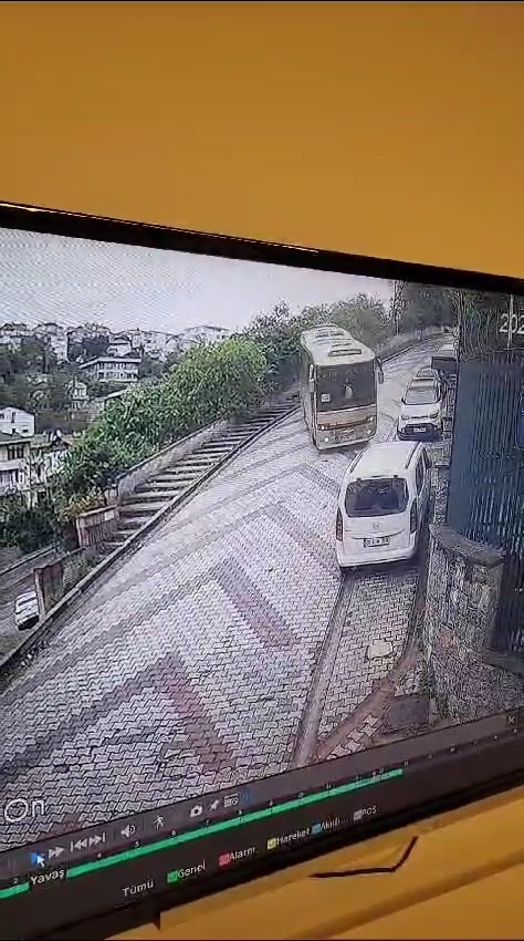 Üsküdar’da öğrencileri taşıyan servis aracının kaza anı kamerada
