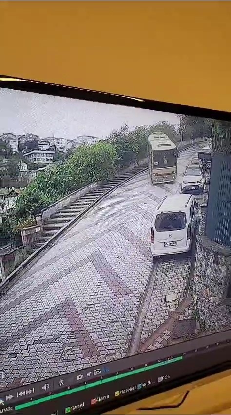 Üsküdar’da öğrencileri taşıyan servis aracının kaza anı kamerada
