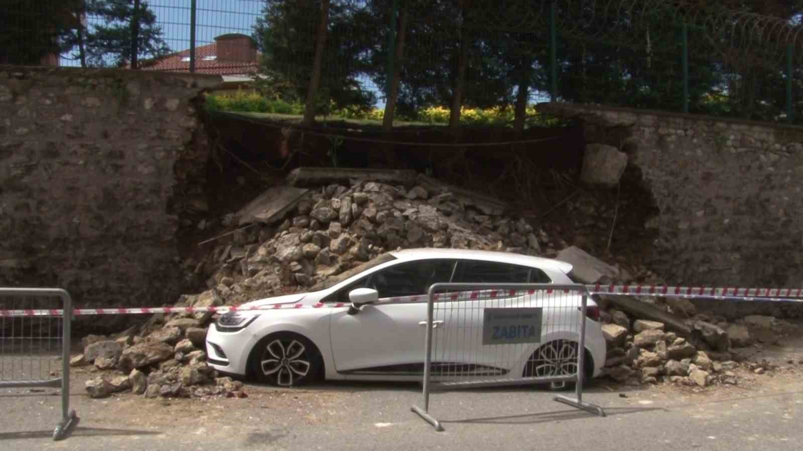 Üsküdar’da site duvarı çöktü, 2 otomobil altında kaldı
