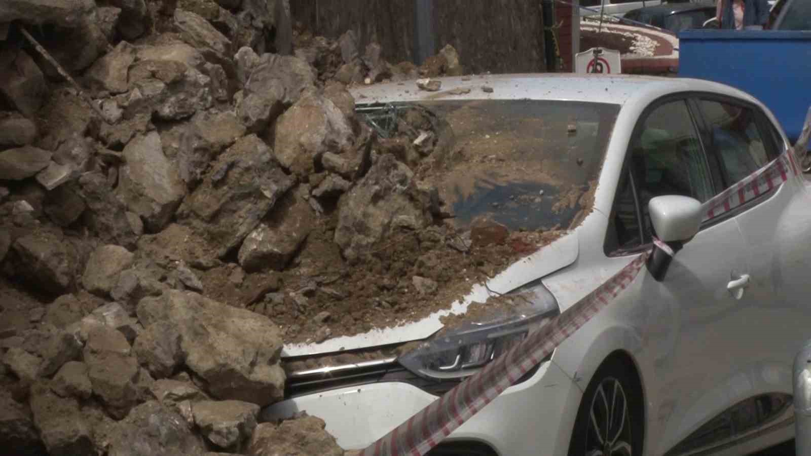 Üsküdar’da site duvarı çöktü, 2 otomobil altında kaldı
