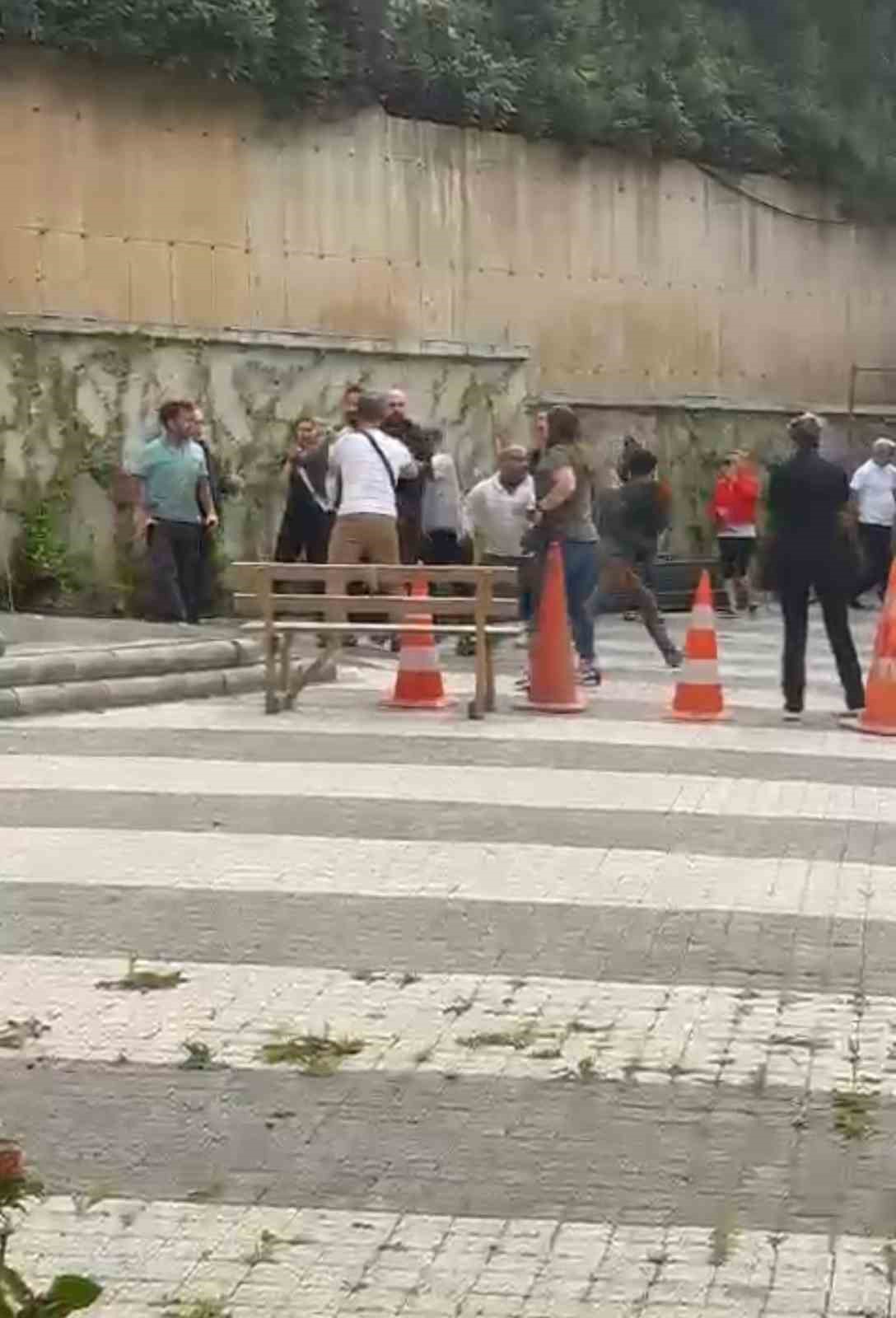 Üsküdar’da site sakinleri ile yöneticileri arasında kavga kamerada
