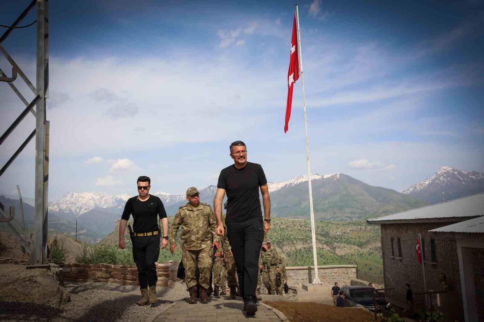 Vali Ali Çelik, sınır hattındaki üs bölgelerinde incelemelerde bulundu
