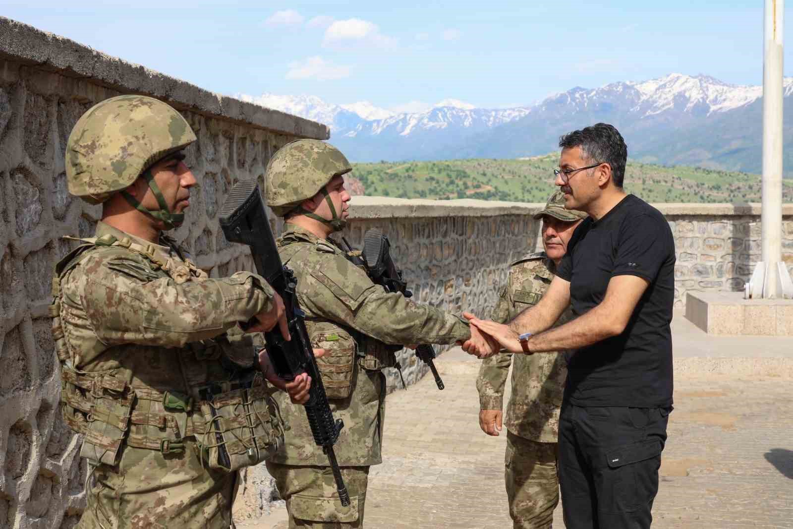 Vali Ali Çelik, sınır hattındaki üs bölgelerinde incelemelerde bulundu
