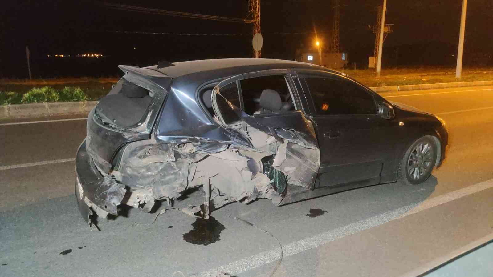 Van’da bariyerlere çarpan otomobil dik şekilde asılı kaldı: 3 yaralı
