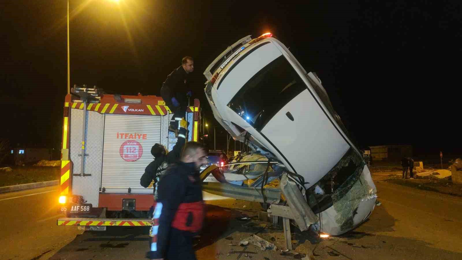 Van’da bariyerlere çarpan otomobil dik şekilde asılı kaldı: 3 yaralı
