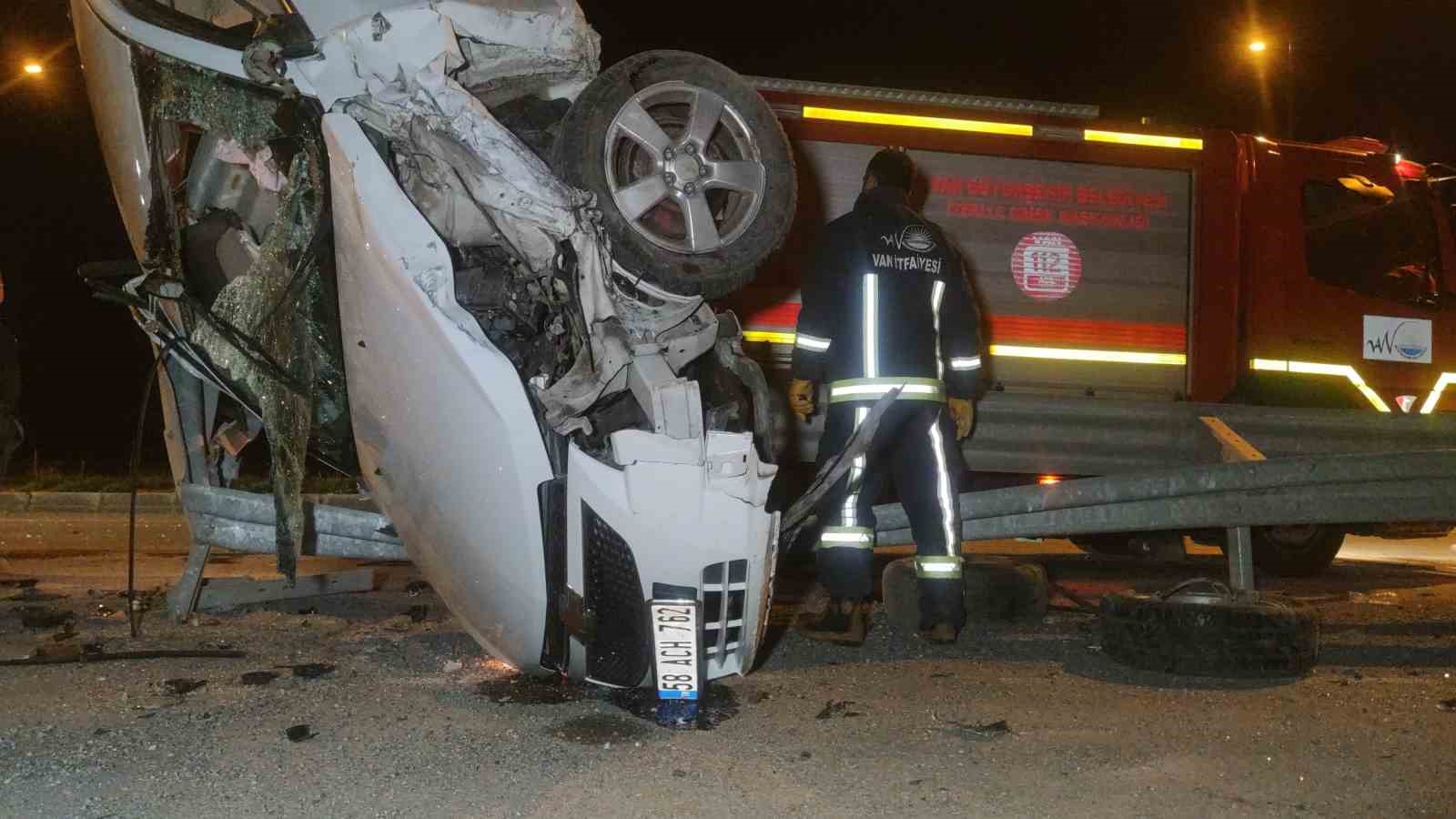 Van’da bariyerlere çarpan otomobil dik şekilde asılı kaldı: 3 yaralı
