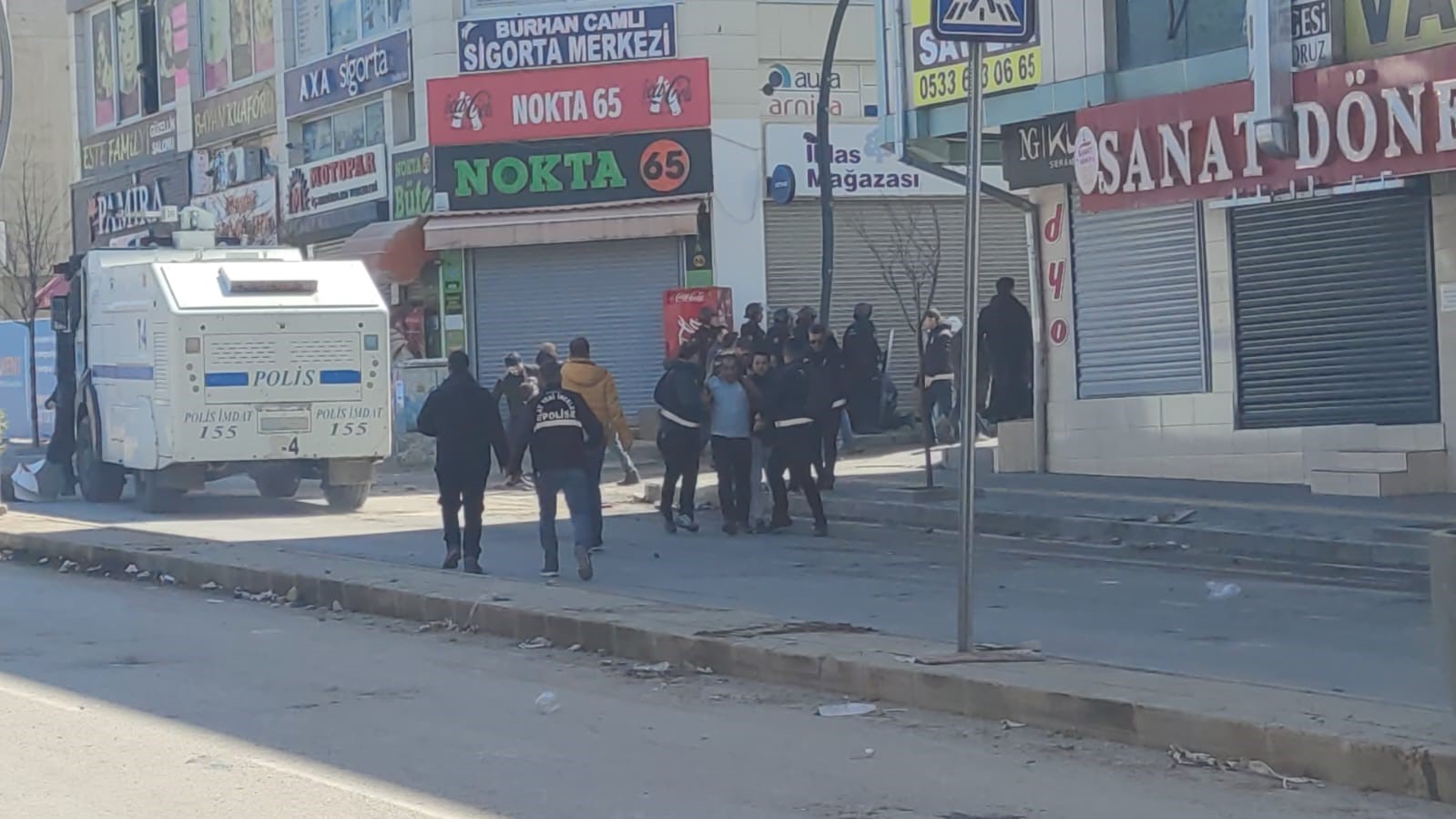 Van’da izinsiz gösterilere polis müdahale ediyor

