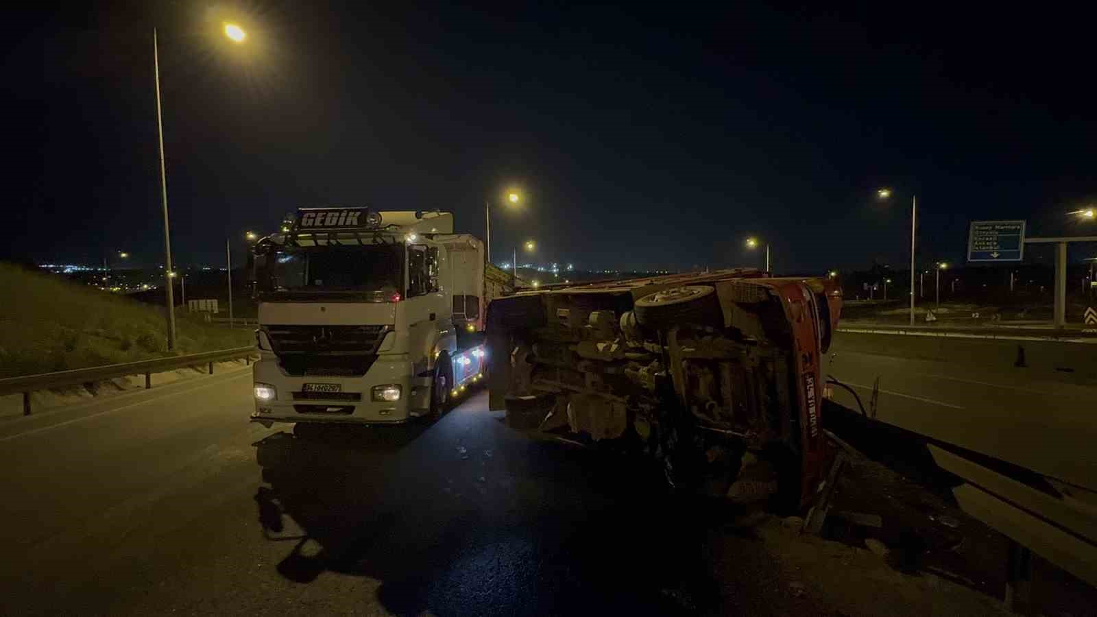 Virajı dönemeyen odun yüklü kamyon devrildi: 1 yaralı