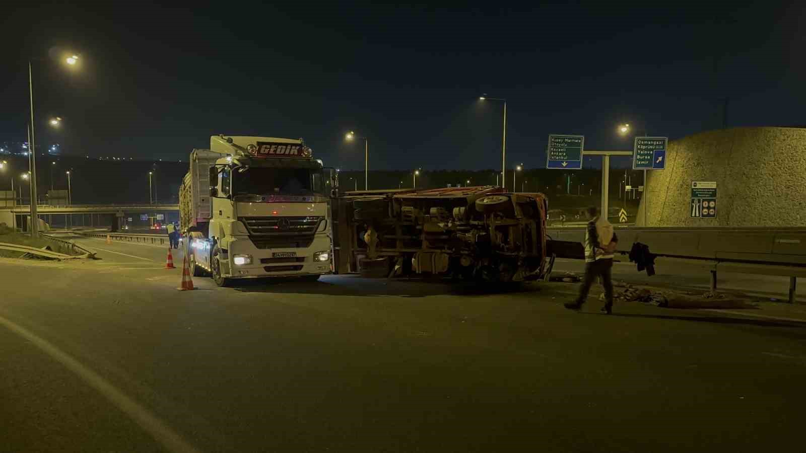 Virajı dönemeyen odun yüklü kamyon devrildi: 1 yaralı
