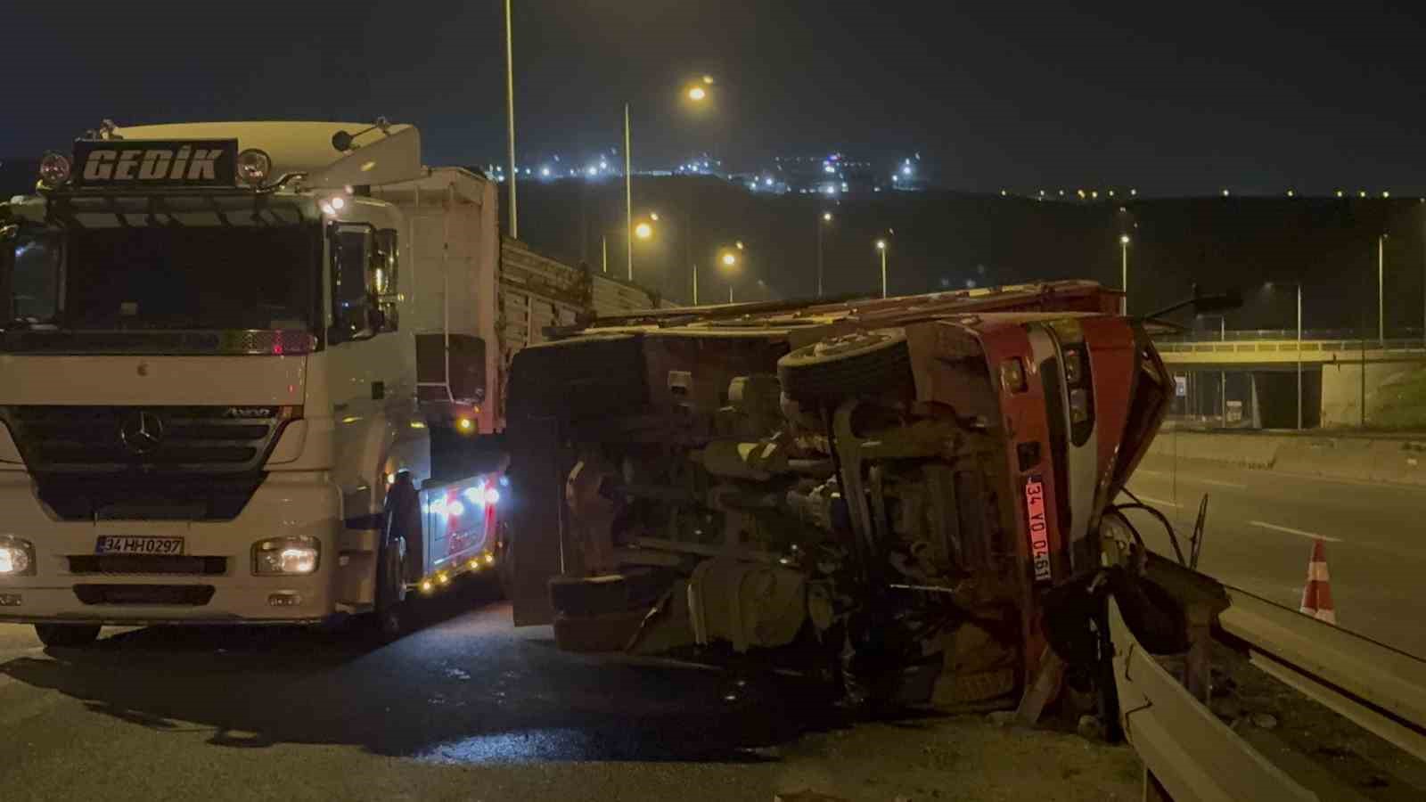 Virajı dönemeyen odun yüklü kamyon devrildi: 1 yaralı
