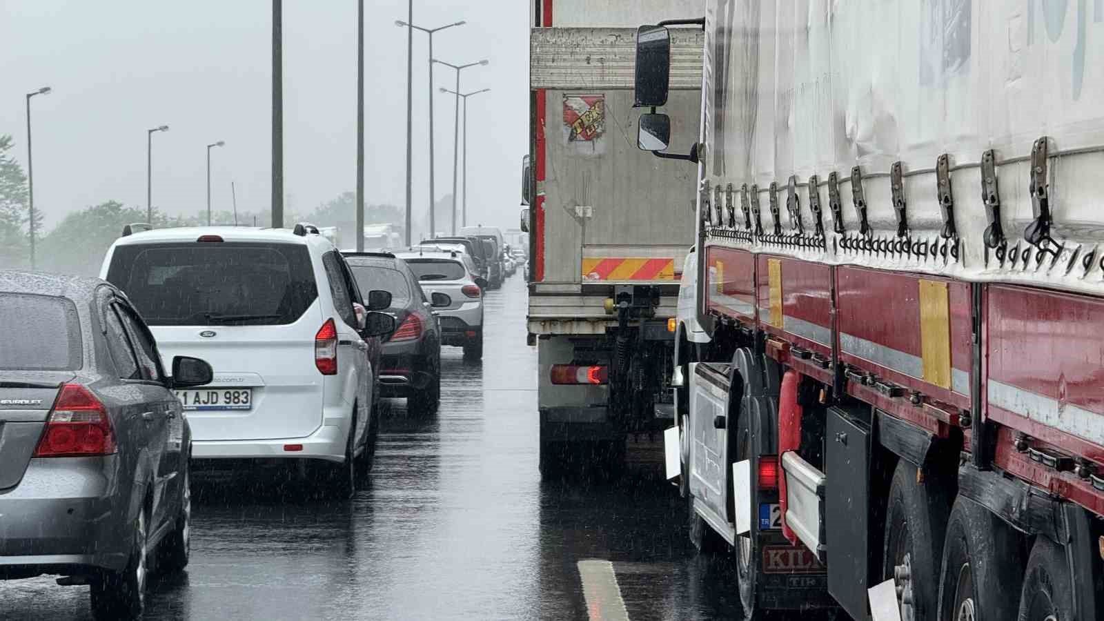 Yağış kazayı beraberinde getirdi, İstanbul istikameti 1 buçuk saat kapalı kaldı
