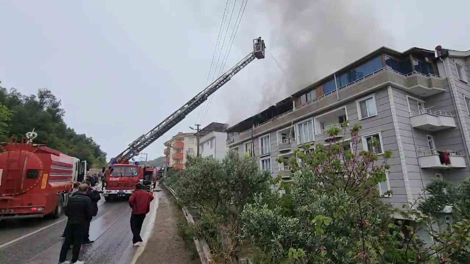 Yalova’da bir binanın çatı katında çıkan yangında 4 daire küle döndü
