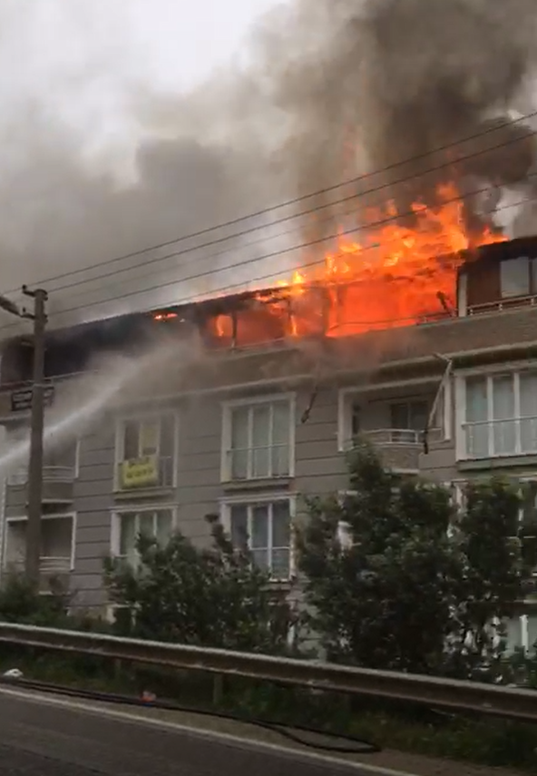 Yalova’da bir binanın çatı katında çıkan yangında 4 daire küle döndü
