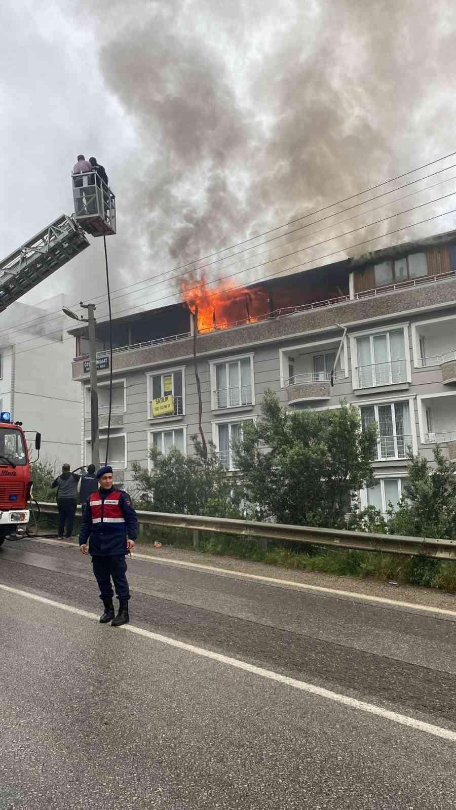 Yalova’da bir binanın çatı katında çıkan yangında 4 daire küle döndü
