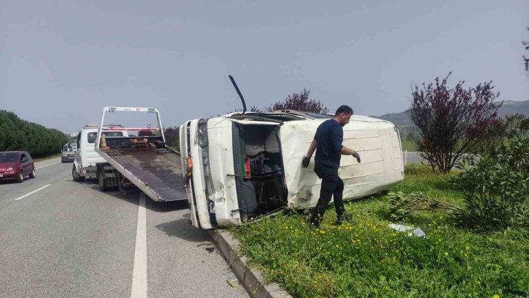 Yalova’da kontrolden çıkan minibüs takla attı, 2 kişi yaralandı