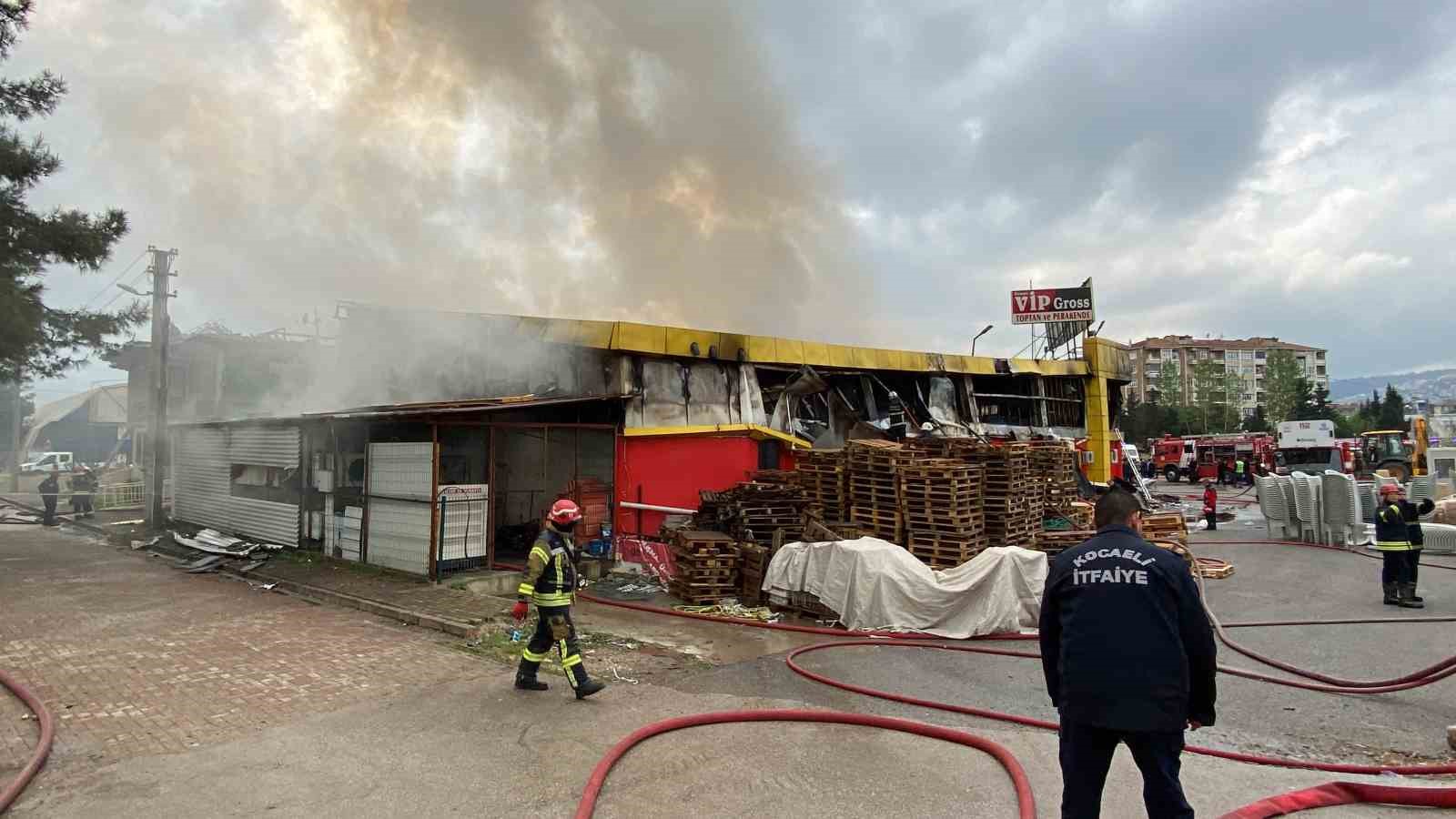Yangın 2 saate kontrol altına alındı, market küle döndü
