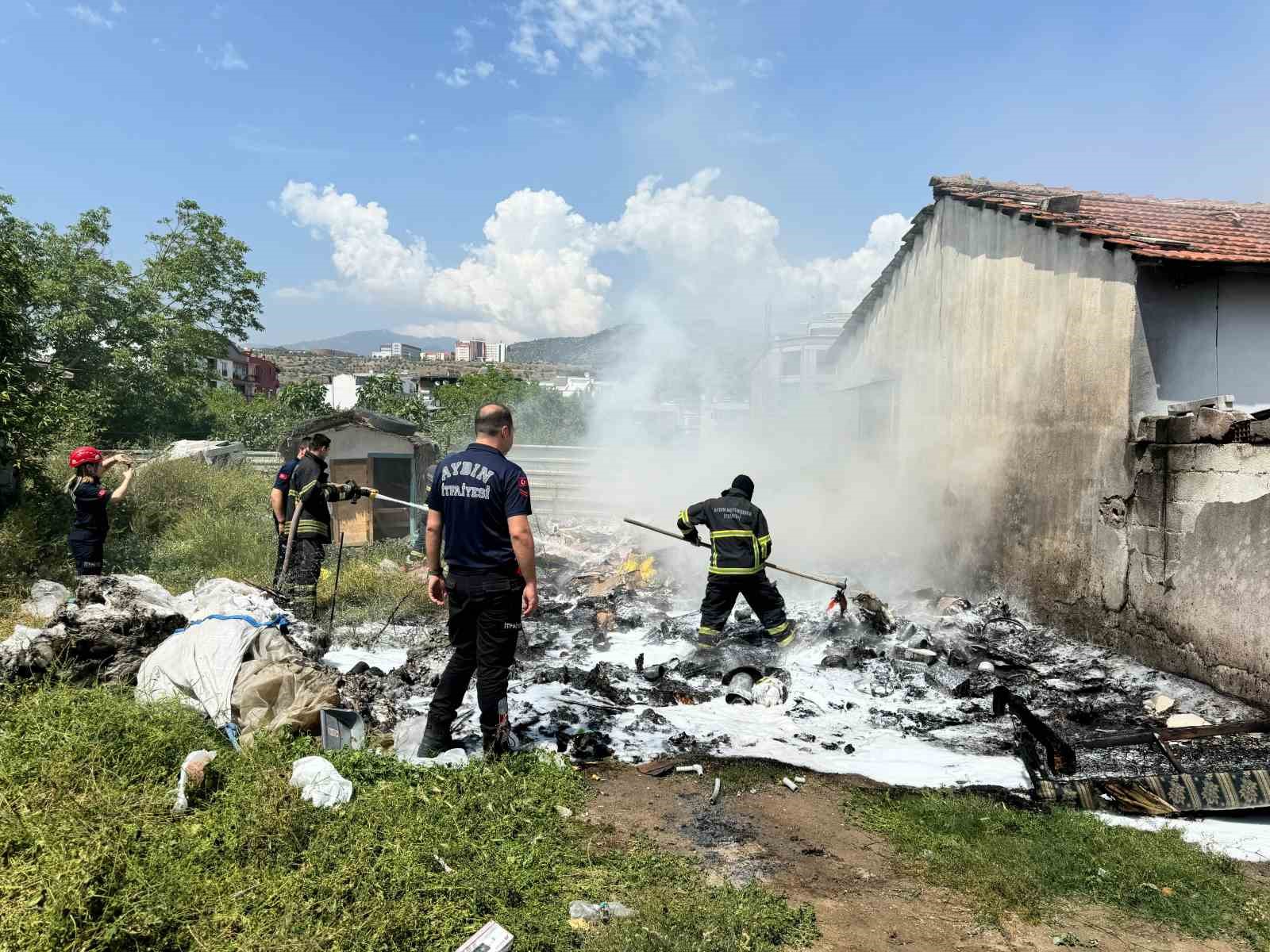 Yangın eve sıçramadan söndürüldü
