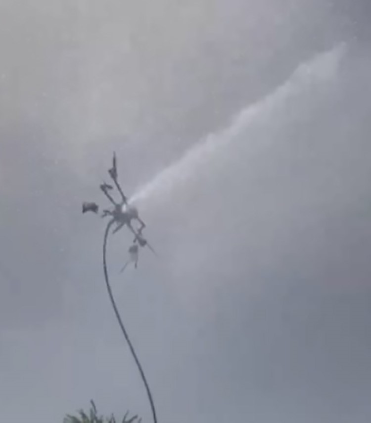 Yangın söndürme dronu havada parçalanıp yere çakıldı
