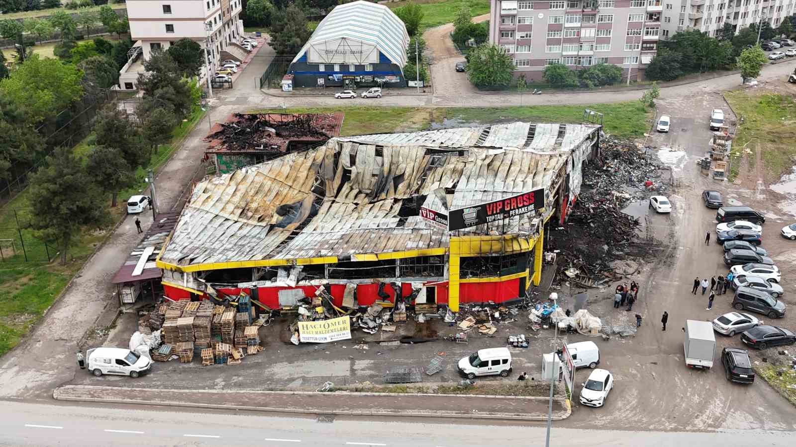 Yangında küle dönen marketin hasarı havadan görüntülendi
