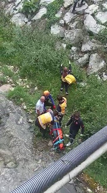 Yaslandığı korkuluk kırılınca köprüden düşen yaşlı adam yaralandı
