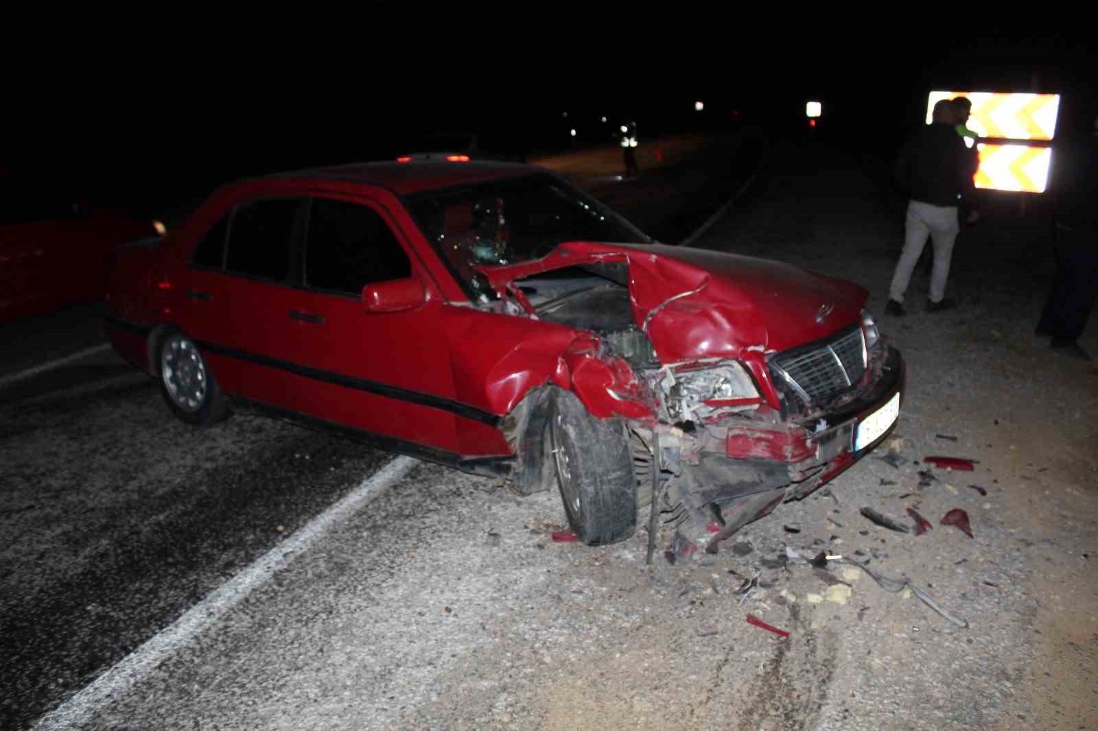 Yenice’de otomobil traktöre çarptı; 2 kişi yaralı
