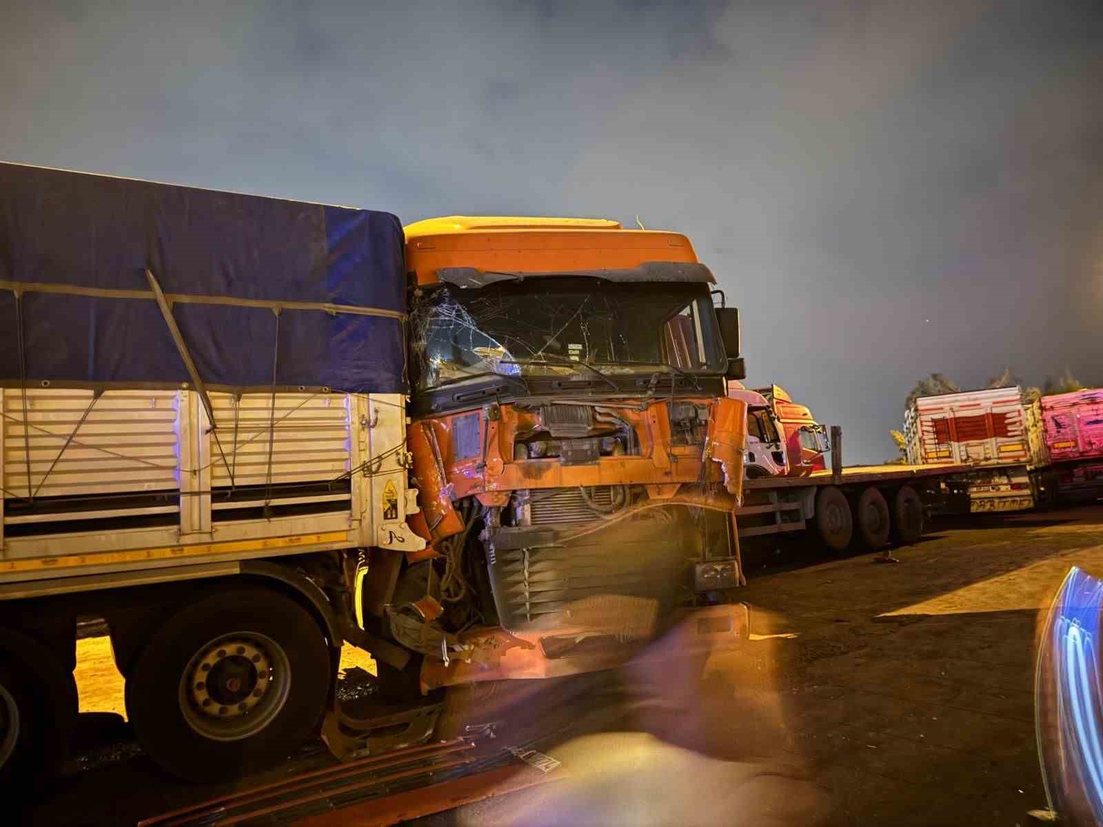 Yol kenarında yemek yiyen tır şoförlerinin arasına tır daldı: 5 yaralı
