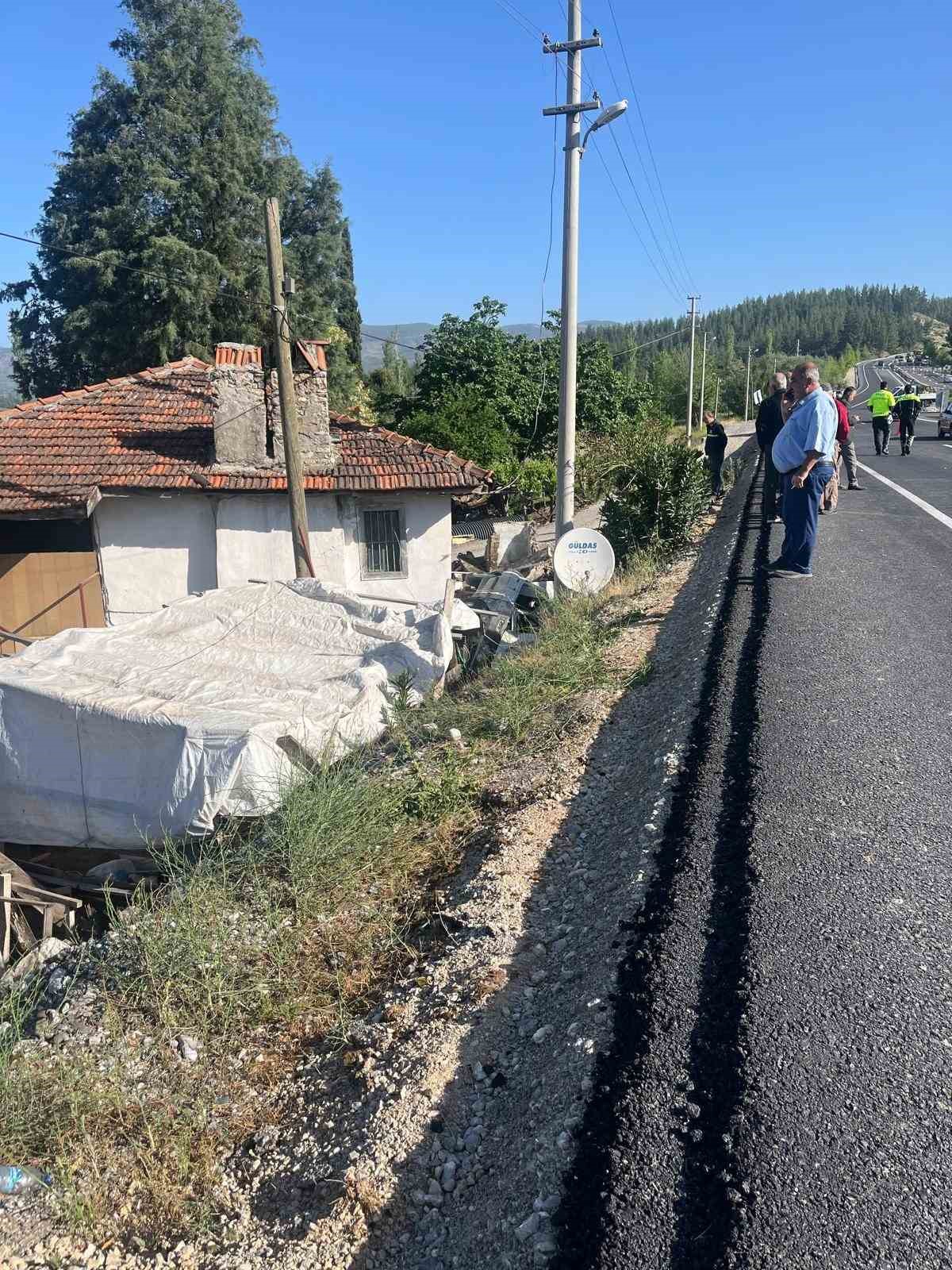 Yoldan çıkan otomobil direk ile ev arasında sıkıştı, sürücüsü ise öldü
