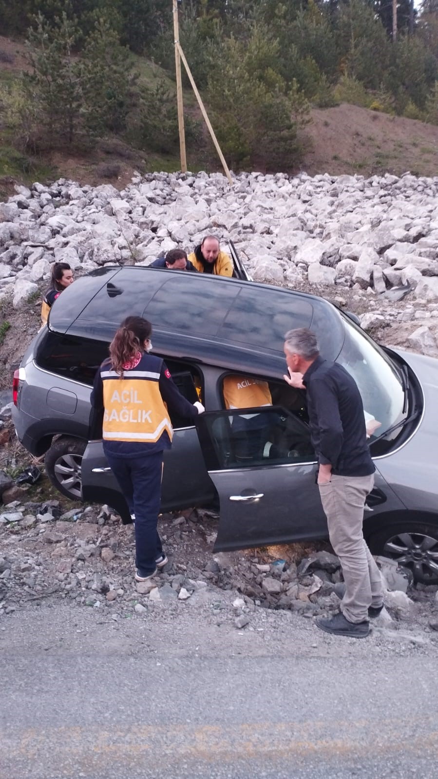 Yoldan çıkan otomobil istinat duvarına çarptı: 4 yaralı
